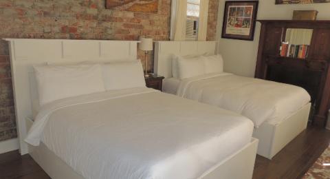 Two Queen Beds, Courtyard Balcony Photo 2