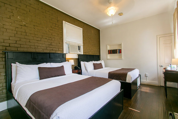 Two Queen Beds, Courtyard Balcony Photo 1