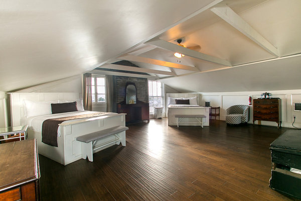 Two Queen Beds, Top Floor Loft, City View Photo 1