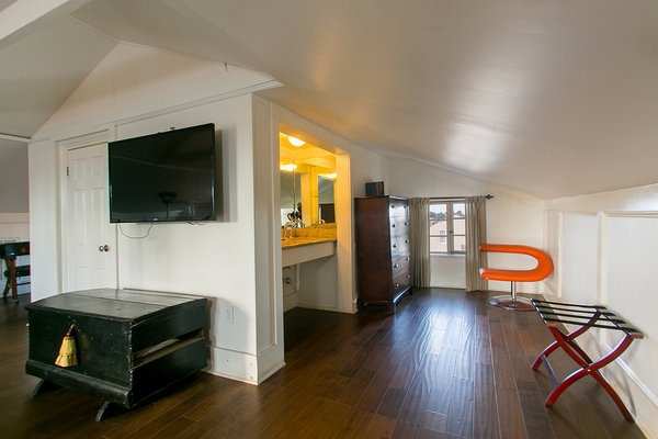 Two Queen Beds, Top Floor Loft, City View Photo 2