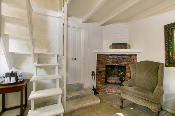 Queen Bed, Courtyard View Photo 5