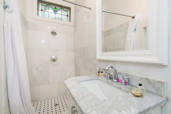 Queen Bed, Courtyard View Photo 6